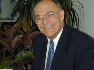 2000-ca-kobie-picture-in-kings-office